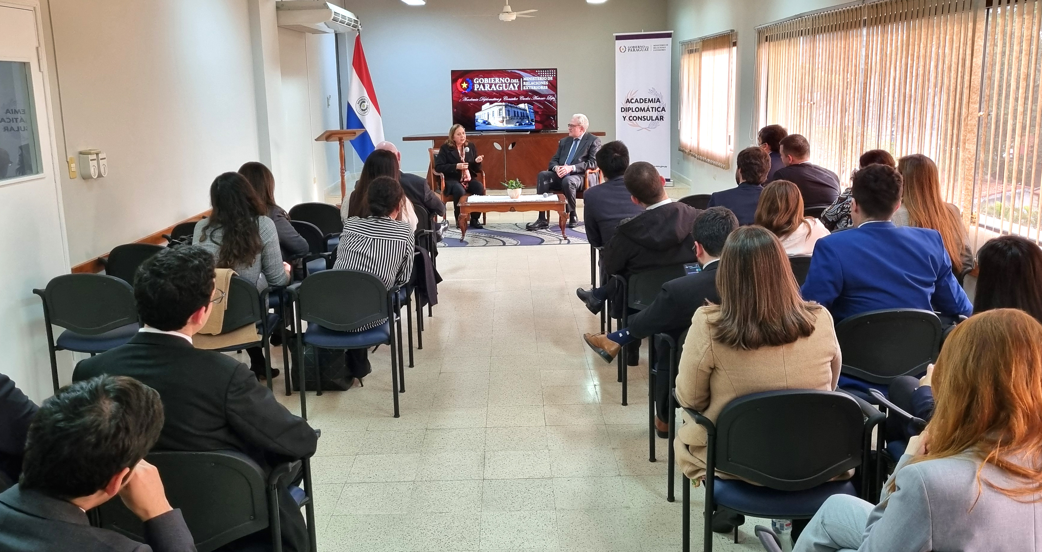 Conferencia_embajadora_peruana2.jpg