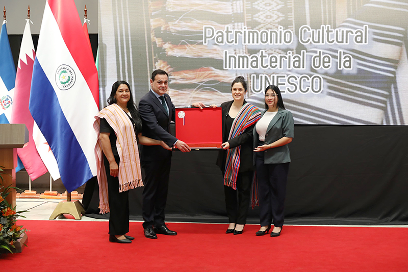 Cancillería entrega certificado de inscripción del Poncho Para’i de 60 listas en la nómina de la Unesco 