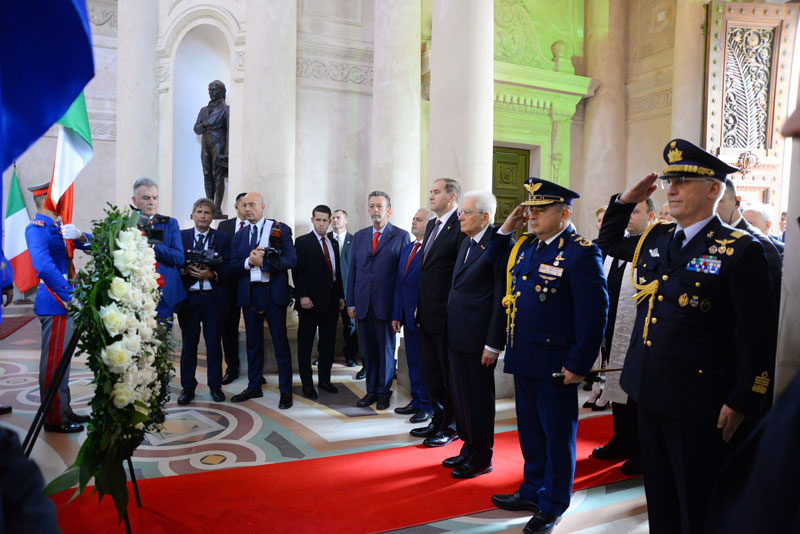 Presidente de Italia homenajeó a los héroes nacionales con una ofrenda floral