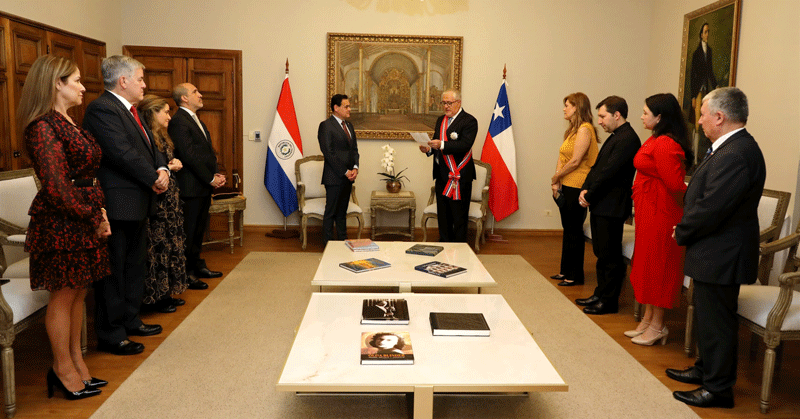 Gobierno condecora a embajador de Chile por término de misión