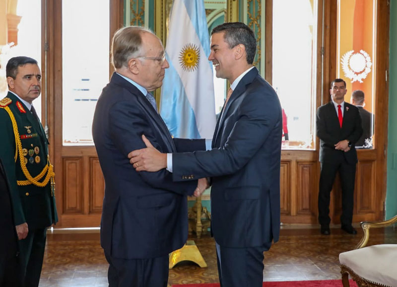 Presidente Peña recibe cartas credenciales de nuevo embajador argentino