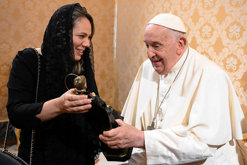 Embajadora presentó cartas credenciales al Papa Francisco