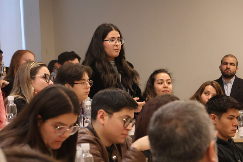 Ministro mantuvo charla con estudiantes de la Universidad Autónoma de Chile