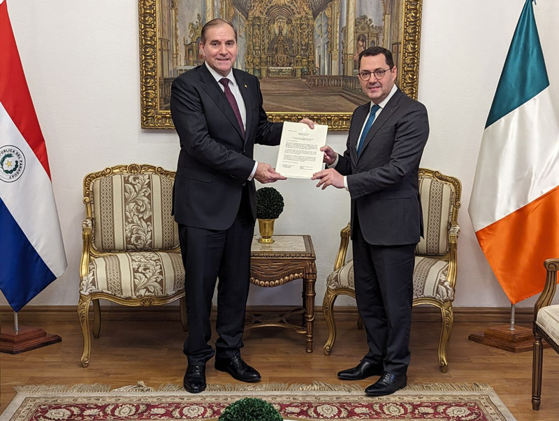 Embajador de Irlanda presenta Copias de Cartas Credenciales al Canciller Nacional