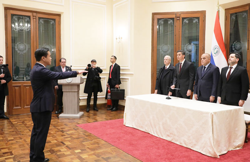 Presidente toma juramento a nuevo embajador ante Japón