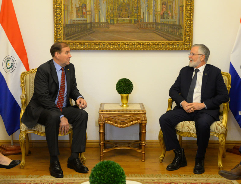 Ministro de Relaciones Exteriores trata aspectos de la agenda bilateral con Embajador del Brasil 