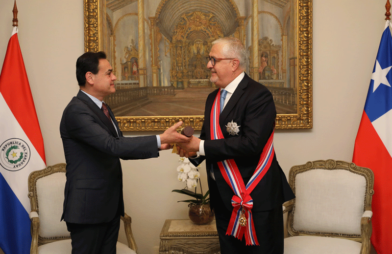 Gobierno condecora a embajador de Chile por término de misión