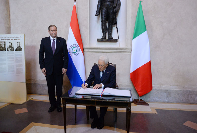 Presidente de Italia homenajeó a los héroes nacionales con una ofrenda floral