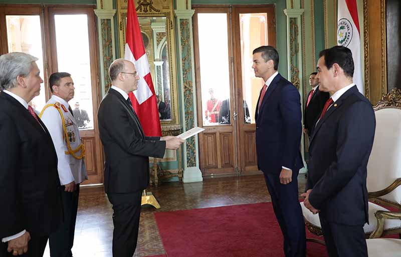 Presidente Peña recibe cartas credenciales de nuevos embajadores ante el Paraguay