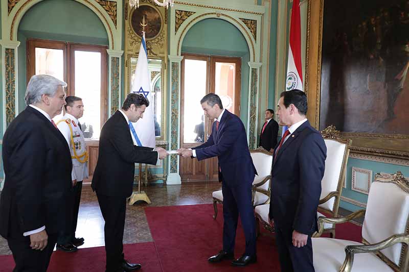 Presidente Peña recibe cartas credenciales de nuevos embajadores ante el Paraguay