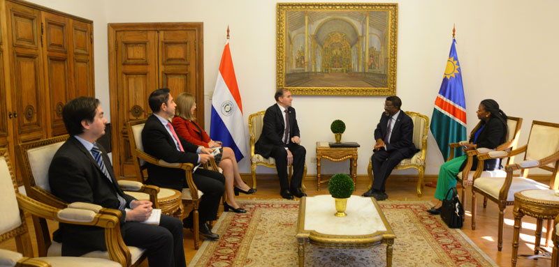 Canciller y Embajador de Namibia dialogaron sobre las relaciones bilaterales durante entrega de copias de cartas credenciales